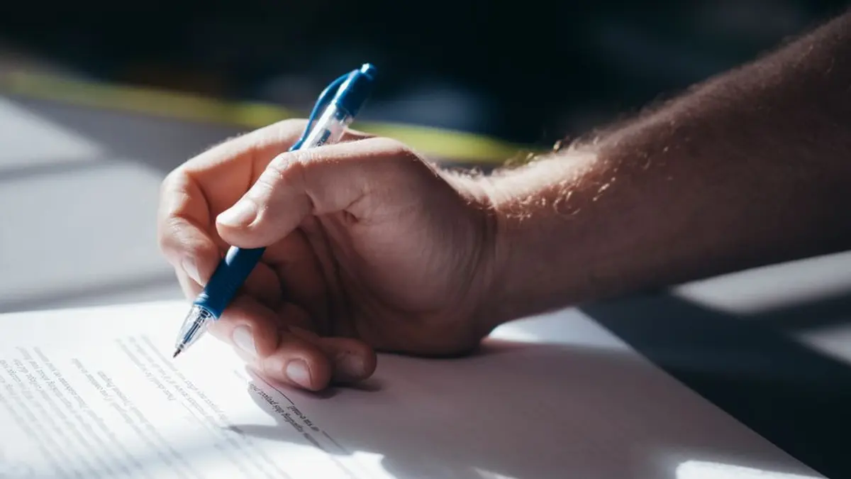 Dirigeant lisant un contrat d'assurance emprunteur professionnel à son bureau